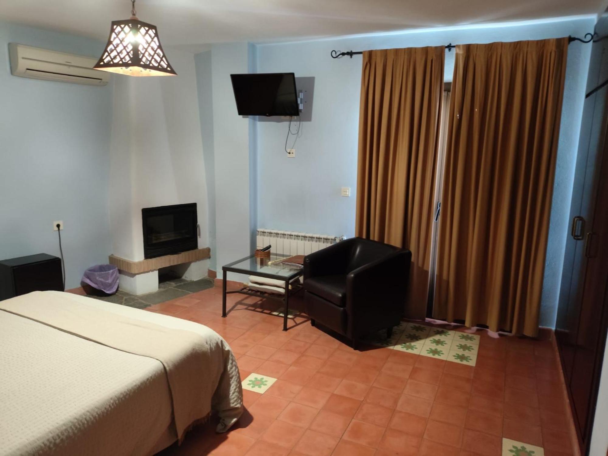 Hotel Rural La Posada De Las Cigueenas Jerez De Los Caballeros Esterno foto